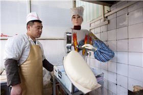 機器人，提高鋁單板工作效率