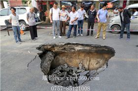 “路面塌方已成習(xí)慣”小編表示很疑惑