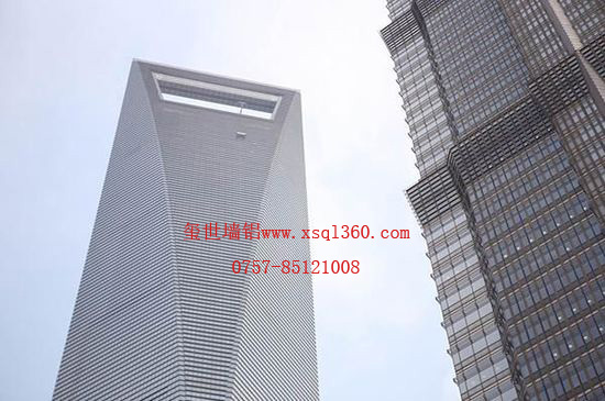 91層高樓清潔吊籃撞擊幕墻